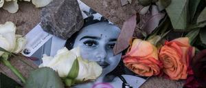 Blumen und ein Foto in der Nähe des Leichenfundortes von Susanna F. 