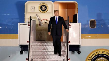 Donald Trump geht von Bord der "Air Force One".