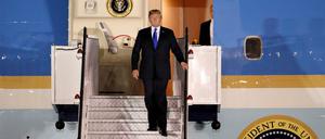 Donald Trump geht von Bord der "Air Force One".