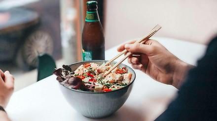 Eine Schale Südseezauber. Poke ist roher, marinierter Fisch, nicht so fein geschnitten wie Sashimi, nicht so spitz in den Aromen wie Ceviche. Der perfekte Snack zum Bier.