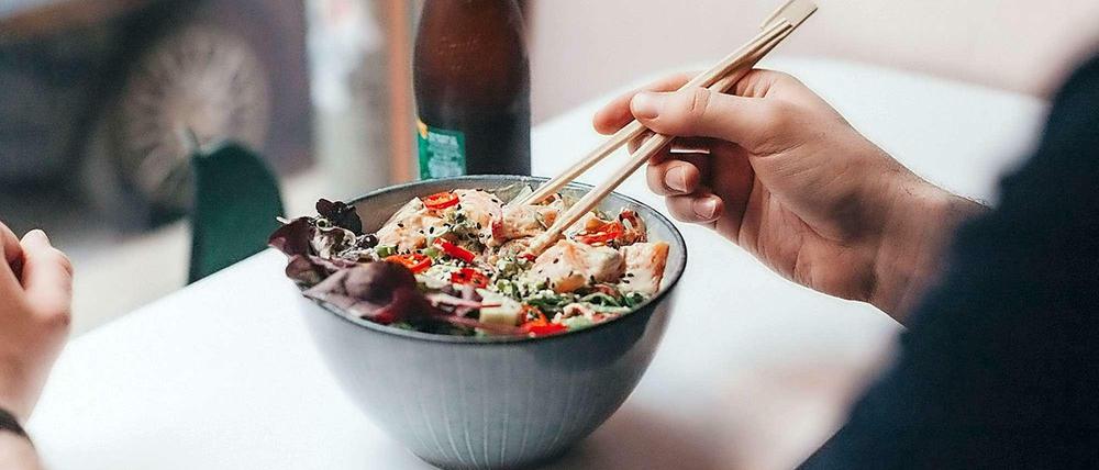 Eine Schale Südseezauber. Poke ist roher, marinierter Fisch, nicht so fein geschnitten wie Sashimi, nicht so spitz in den Aromen wie Ceviche. Der perfekte Snack zum Bier.