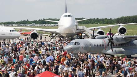 Die ILA 2018 findet alle zwei Jahre südlich des Flughafens Schönefeld bei Berlin statt. In diesem Jahr war die Messe, die sonst im Juni stattfand, auf den April vorgezogen worden. Es kamen rund 180.000 Besucher - 30.000 mehr als 2016.