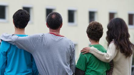 Eine syrische Familie sitzt vor einem Asylwohnheim der Zentralen Ausländerbehörde des Landes Brandenburg am 22.10.2012 in Eisenhüttenstadt (Brandenburg).
