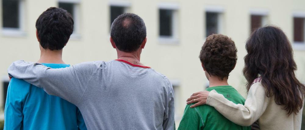 Eine syrische Familie sitzt vor einem Asylwohnheim der Zentralen Ausländerbehörde des Landes Brandenburg am 22.10.2012 in Eisenhüttenstadt (Brandenburg). 