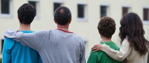 Eine syrische Familie sitzt vor einem Asylwohnheim der Zentralen Ausländerbehörde des Landes Brandenburg am 22.10.2012 in Eisenhüttenstadt (Brandenburg). 