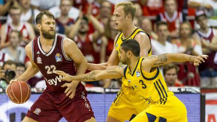 Danilo Barthel behauptet sich gegen Luke Sikma und Peyton Siva (von links).