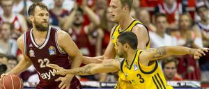 Danilo Barthel behauptet sich gegen Luke Sikma und Peyton Siva (von links).
