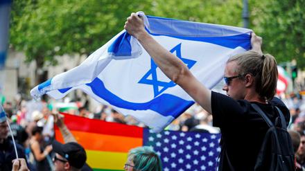 Proo-Israelische Gegendemonstranten stellen sich in Berlin dem Al-Quds-Marsch entgegen.