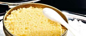 Weißer Kaviar. Zwischen 15.000 und 33.000 Euro zahlen Feinschmecker für die Delikatesse vom Albino-Stör. Weniger als zehn Kilo werden davon weltweit in einem Jahr produziert.