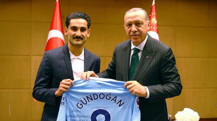 Ilkay Gündogan auf dem gemeinsamen Fotos mit dem umstrittenen türkischen Präsidenten Recep Tayyip Erdogan.