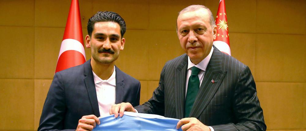 Ilkay Gündogan auf dem gemeinsamen Fotos mit dem umstrittenen türkischen Präsidenten Recep Tayyip Erdogan.