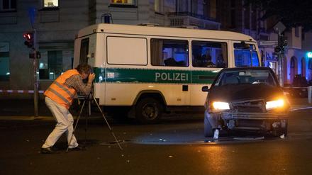 Die Unfallstelle wird von Einsatzkräften der Polizei untersucht.