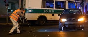 Die Unfallstelle wird von Einsatzkräften der Polizei untersucht.