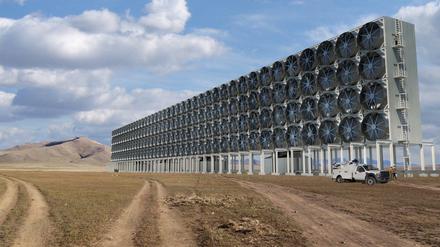Die Abbildung zeigt, wie die von Carbon Engineering entworfenen CO2-Abscheider aussehen könnten. Diese Einheit wäre eine von mehreren, die im Verbund etwa eine Million Tonnen Kohlendioxid pro Jahr aus der Luft entfernen könnten.