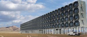 Die Abbildung zeigt, wie die von Carbon Engineering entworfenen CO2-Abscheider aussehen könnten. Diese Einheit wäre eine von mehreren, die im Verbund etwa eine Million Tonnen Kohlendioxid pro Jahr aus der Luft entfernen könnten.