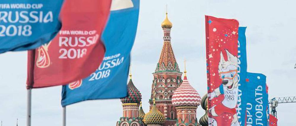 Die Menschenrechtssituation in Moskau ist schlecht. Da können auch schöne Flaggen vor der Basilius-Kathedrale nicht täuschen.