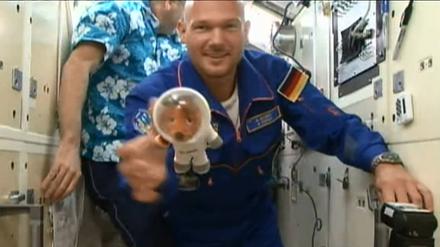 Der deutsche Astronaut Alexander Gerst schwebt in die Internationale Raumstation (ISS). 