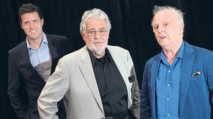 Sänger Placido Domingo (m.), Dirigent Daniel Barenboim (r.) und Staatsopern-Intendant Matthias Schulz.