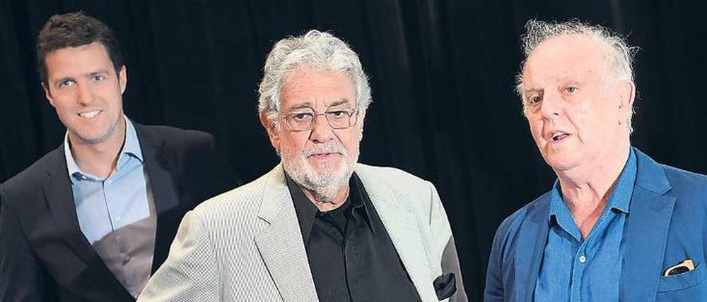 Sänger Placido Domingo (m.), Dirigent Daniel Barenboim (r.) und Staatsopern-Intendant Matthias Schulz.