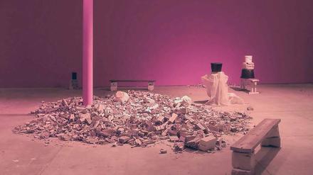 Trümmerwelt. Dineo Sheshee Bopape zeigt in der Installation „Untitled (Of Occult Instability)“ instabile Verhältnisse. 