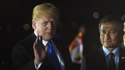 US-Präsident Donald Trump in Singapur mit dessen Außenminister Vivian Balakrishnan 