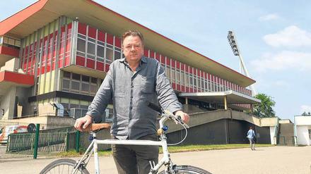Ruhig Blut. Der gebürtige Mecklenburger vor dem Jahnstadion. Peter Kurth ist für den Job in den Kiez gezogen. 