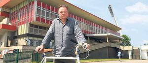 Ruhig Blut. Der gebürtige Mecklenburger vor dem Jahnstadion. Peter Kurth ist für den Job in den Kiez gezogen. 
