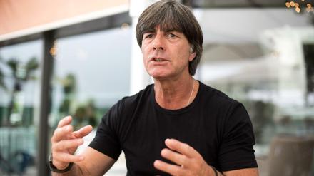 Bundestrainer Joachim Löw spricht bei einem Interview.