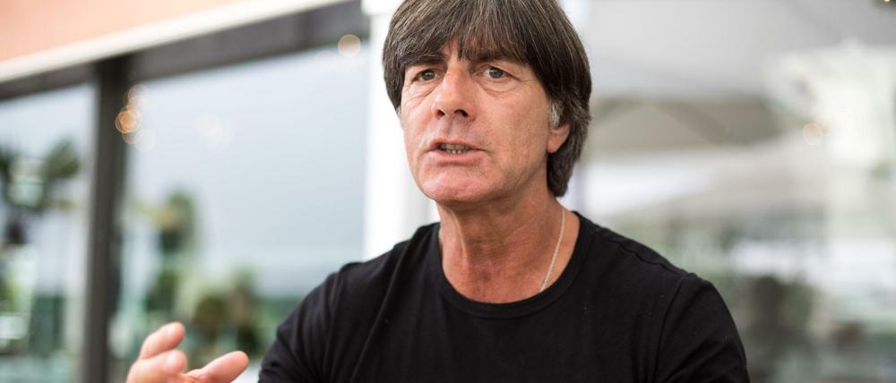 Bundestrainer Joachim Löw spricht bei einem Interview.