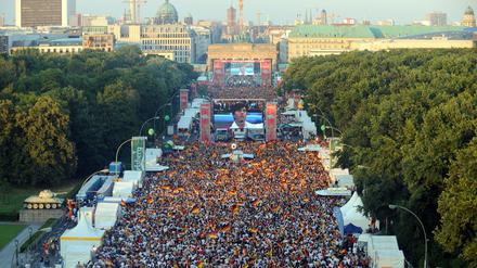 Am Wochenende geht's los. Ab dem 17. Juni werden am Brandenburger Tor wieder die WM-Spiele übertragen, wie auf diesem Archivfoto aus dem Jahr 2008.