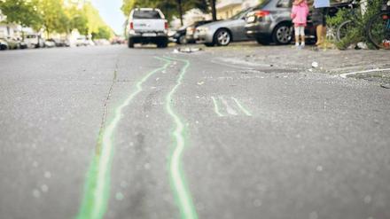 Nachgezeichnete Schleifspuren auf der Windscheidstraße Ecke Kantstraße in Charlottenburg, wo der Unfall passierte.