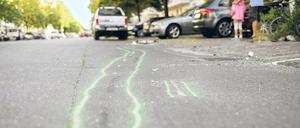 Nachgezeichnete Schleifspuren auf der Windscheidstraße Ecke Kantstraße in Charlottenburg, wo der Unfall passierte.