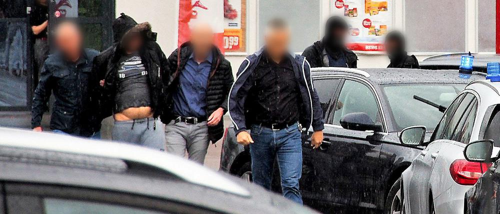Im Juni 2017 wurde im Baden-Württembergischen Münstertal ein Verdächtiger (2.v.l) im Missbrauchsfall in Freiburg festgenommen.