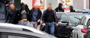 Im Juni 2017 wurde im Baden-Württembergischen Münstertal ein Verdächtiger (2.v.l) im Missbrauchsfall in Freiburg festgenommen.