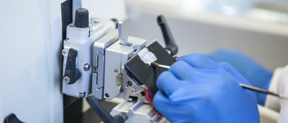 Gentest Oncotype DX: Erstellung eines hauchdünnen Gewebeschnitts aus dem Paraffinblock des Tumors.