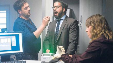 War’s der Syrer? Die Kommissare Bukow (Charly Hübner, links) und König (Anneke Kim Sarnau) nehmen eine Speichelprobe vom Verdächtigen Jandali (Atheer Adel).