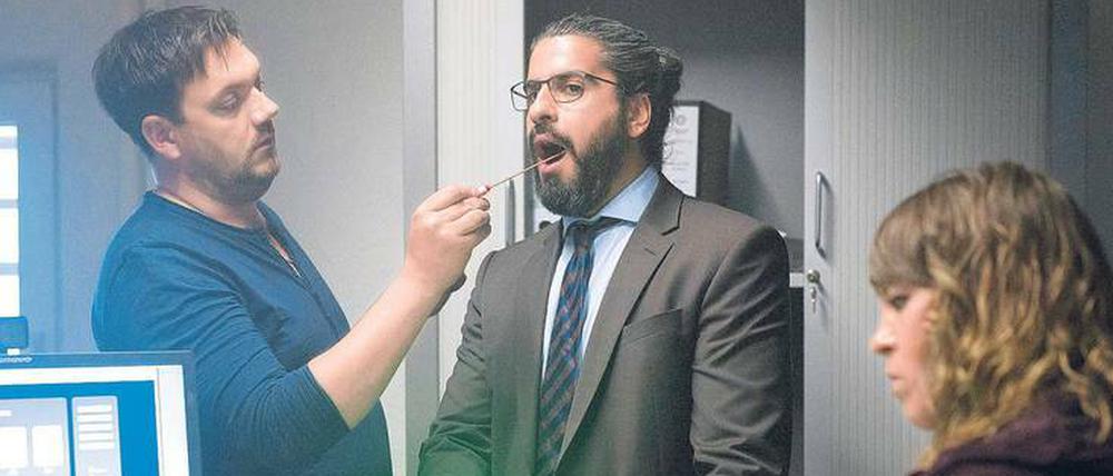 War’s der Syrer? Die Kommissare Bukow (Charly Hübner, links) und König (Anneke Kim Sarnau) nehmen eine Speichelprobe vom Verdächtigen Jandali (Atheer Adel).