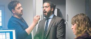 War’s der Syrer? Die Kommissare Bukow (Charly Hübner, links) und König (Anneke Kim Sarnau) nehmen eine Speichelprobe vom Verdächtigen Jandali (Atheer Adel).