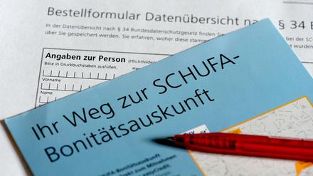 Die Schufa stellt kreditrelevante Informationen zusammen und versorgt Vertragspartner mit Informationen zur Bonität.
