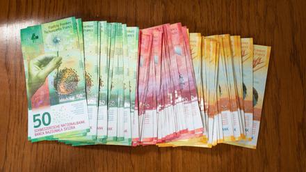 Zehner, zwanziger und fünfziger Schweizer Franken Banknoten. Das Währungssystems steht bei der Volksabstimmung am 10. Juni 2018 in der Schweiz zur Debatte. Die Vollgeldinitiative will der Nationalbank die Geldschöpfung vorbehalten und Spareinlagen sicherer machen.