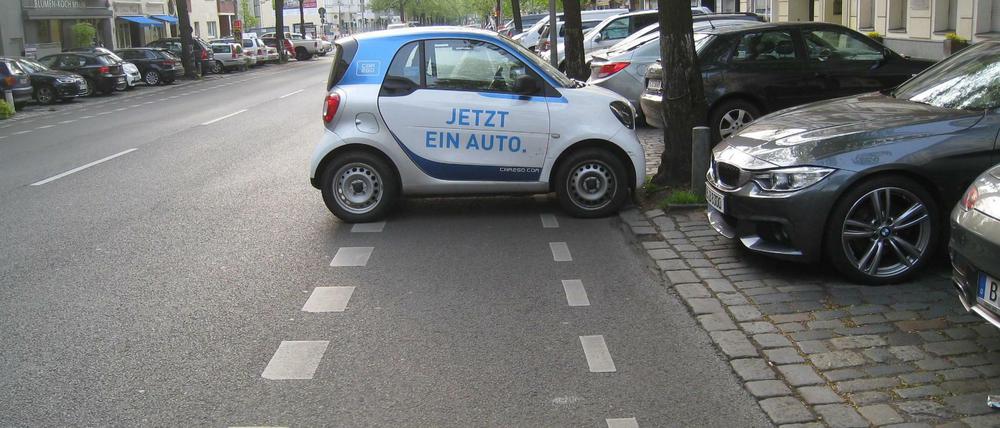 Ein dreister Falschparker in der Westfälischen Straße in Wilmersdorf.