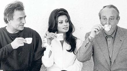 Michal Waszynski (re.) umgibt sich gerne mit Stars wie Sophia Loren und James Mason. 