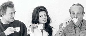 Michal Waszynski (re.) umgibt sich gerne mit Stars wie Sophia Loren und James Mason. 