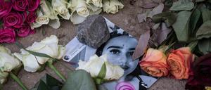 Blumen und ein Bild des Opfers in der Nähe des Fundortes der Leiche.