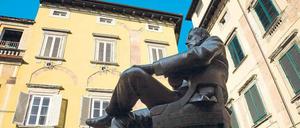 Getürmt. Die Luccheser vertrieben Puccini wegen seines außerehelichen Verhältnis’, erst viel später setzten sie ihm ein Denkmal.