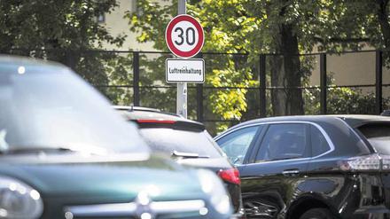 Runter vom Gas. Tempo 30 bringt nur etwas, wenn der Verkehr besser fließt.