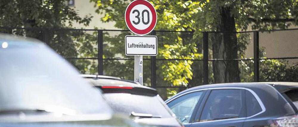 Runter vom Gas. Tempo 30 bringt nur etwas, wenn der Verkehr besser fließt.