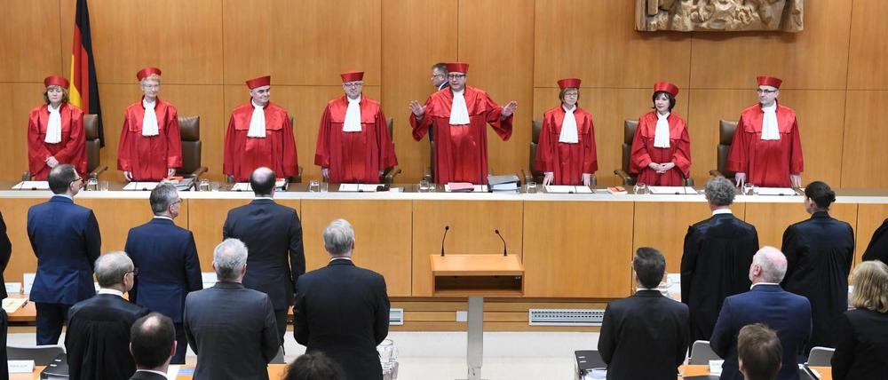 Der Zweite Senat des Bundesverfassungsgerichts bei der Eröffnung der Verhandlung zum Streikrecht für Beamte.