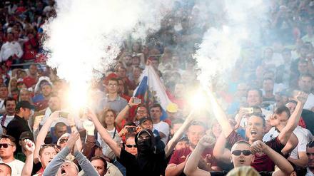 Feuer und Flamme. Begegnungen mit russischen Fußballfans können heiß enden.