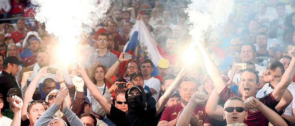 Feuer und Flamme. Begegnungen mit russischen Fußballfans können heiß enden.